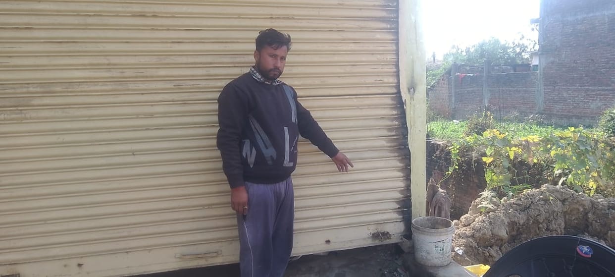 1.36 lakh rupees stolen from a fertilizer and seed shop