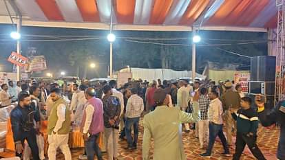 When the singer praised, the audience created a ruckus on the stage.