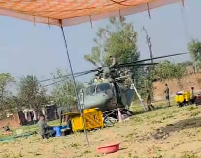 वायुसेना के विमान को ठीक करते इंजीनियर