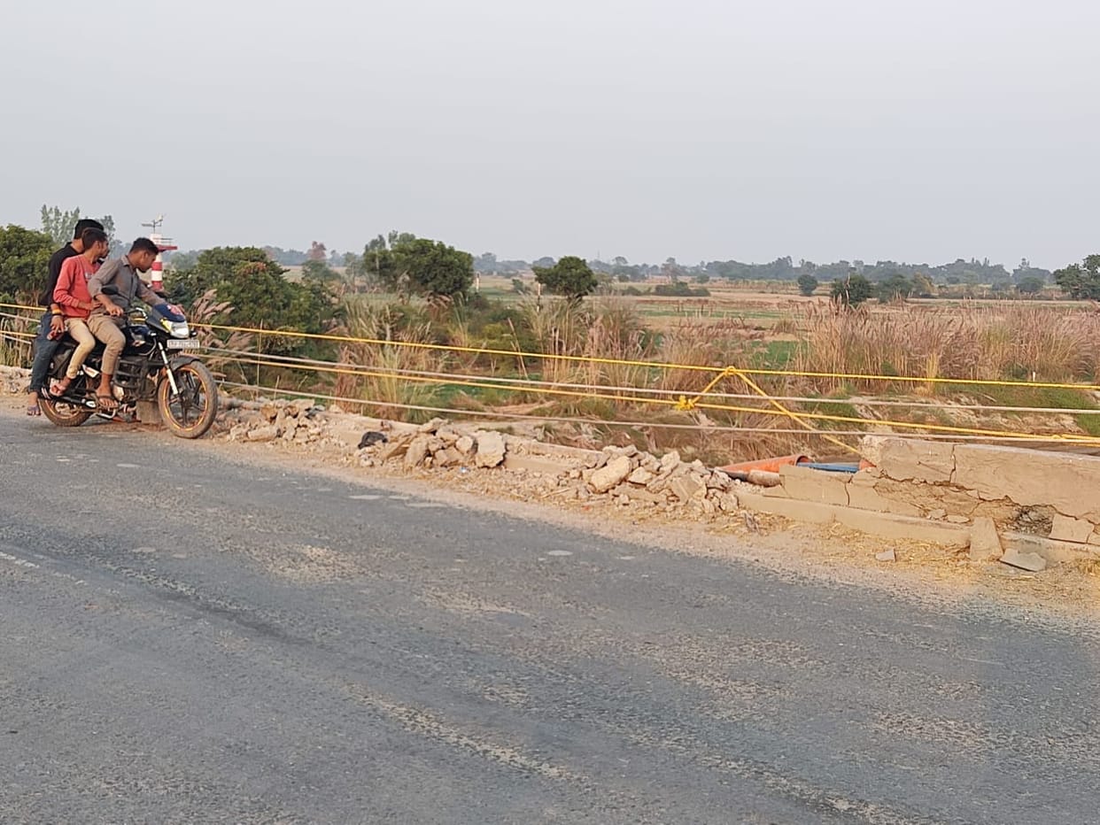 The truck could not be removed from the Ramganga river, due to lack of safety measures on the bridge.