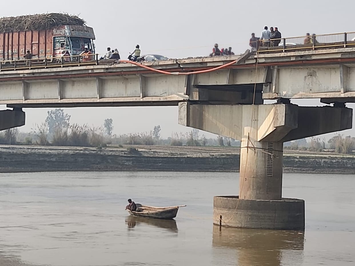 A truck broke the railing of the Ramganga bridge and fell into the river...it took 12 hours to find it.