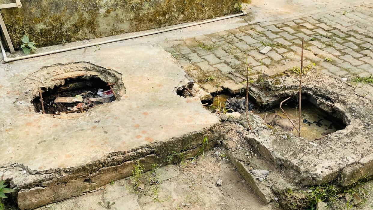 The sewer cover outside the hospital broke, causing problems for patients