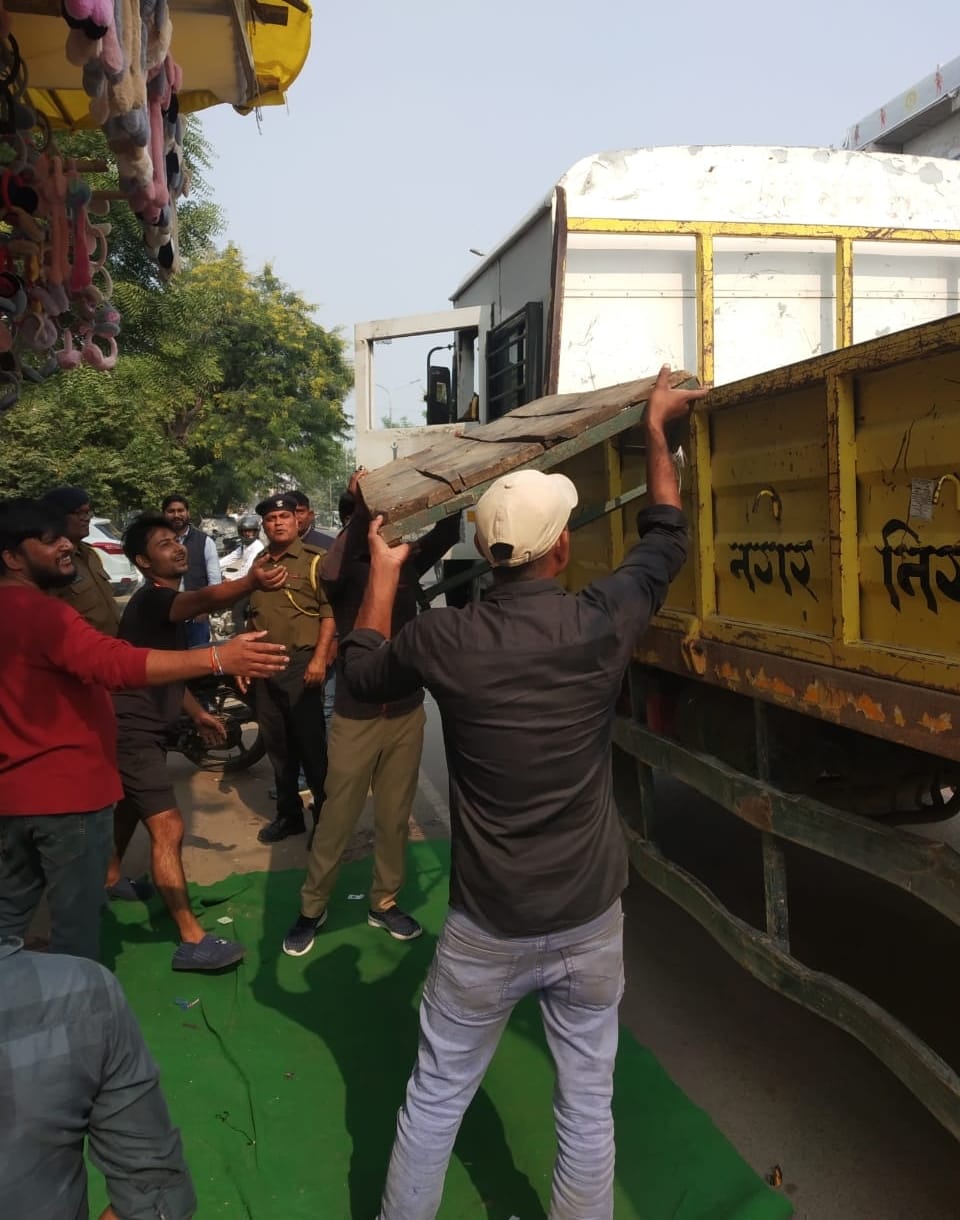 Amid protests, the municipal corporation team removed encroachments in several areas.