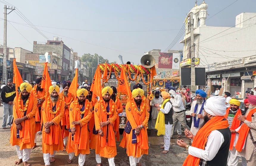 Led by the five beloveds, the congregation showered flowers and expressed their respect