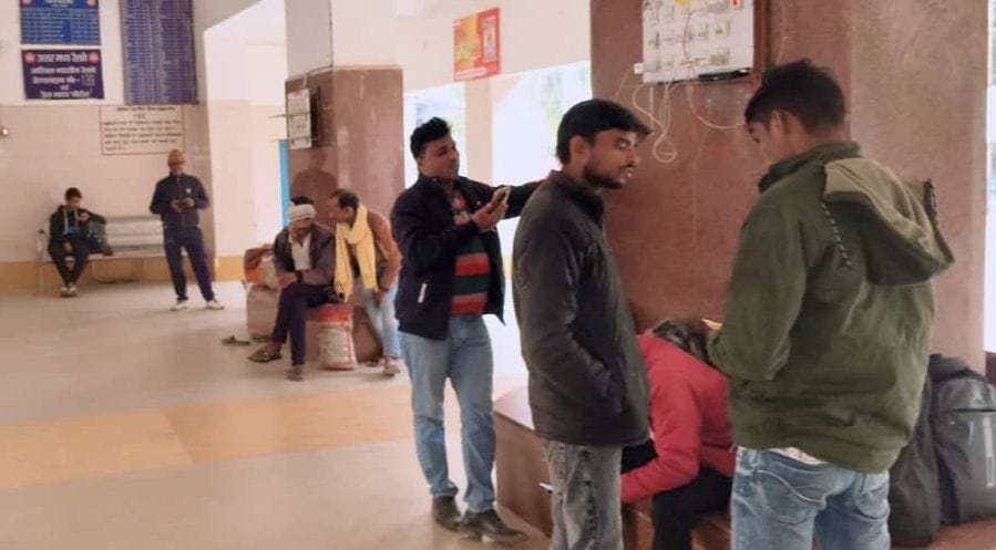 Trains are not arriving on time at Bharwari station, people are upset
