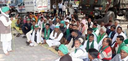 Farmers demonstrated at the Collectorate