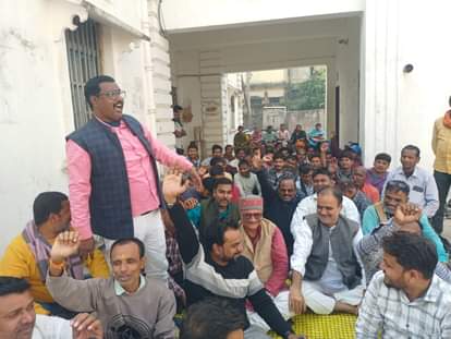 Slogans raised against EO by lockout for salary