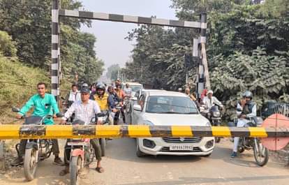 Two-hour block at railway crossing caused traffic jams; people kept searching for alternative routes