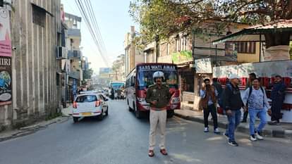 Private bus breaks down at Dangkwali Chowk, causes traffic jam for an hour