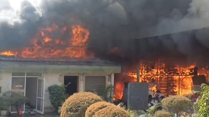 Two factories caught fire, workers fled to save their lives...