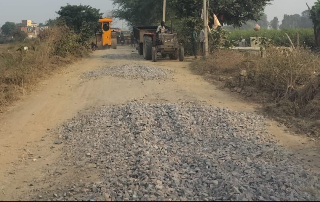 The road worth Rs 25 lakh, which was started to be built within 10 days, started crumbling