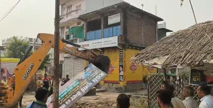 Several illegal shops were demolished on Rath Road