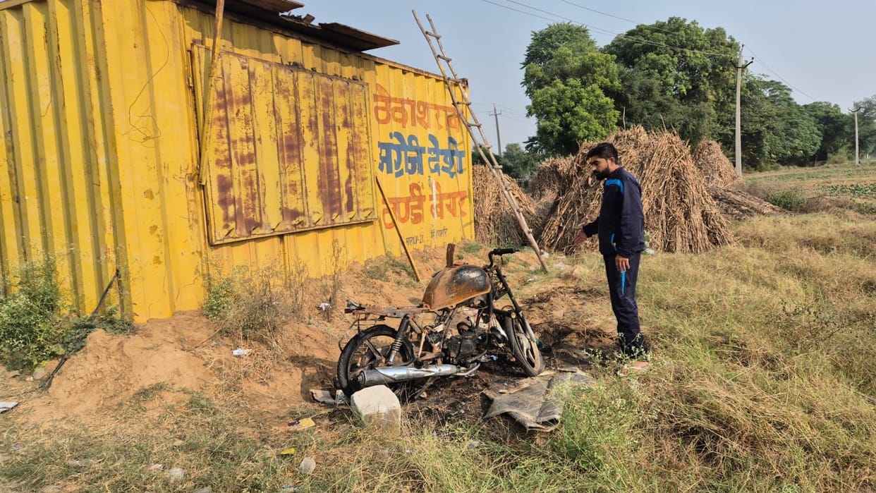 Attempt to set fire to liquor shop for not giving liquor on credit, bike burnt