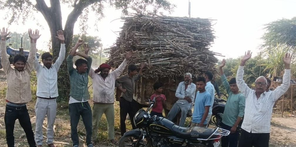 Farmers are angry due to non-weighing at the sugarcane procurement center.