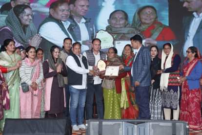 The fair concludes with the distribution of prizes.