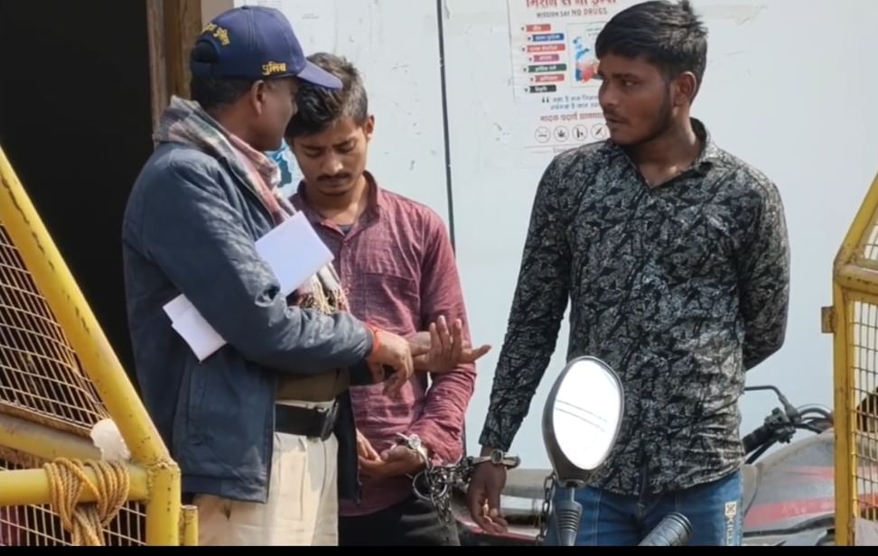 फुटेज में तंबाकू खिलाते पुलिसवाला