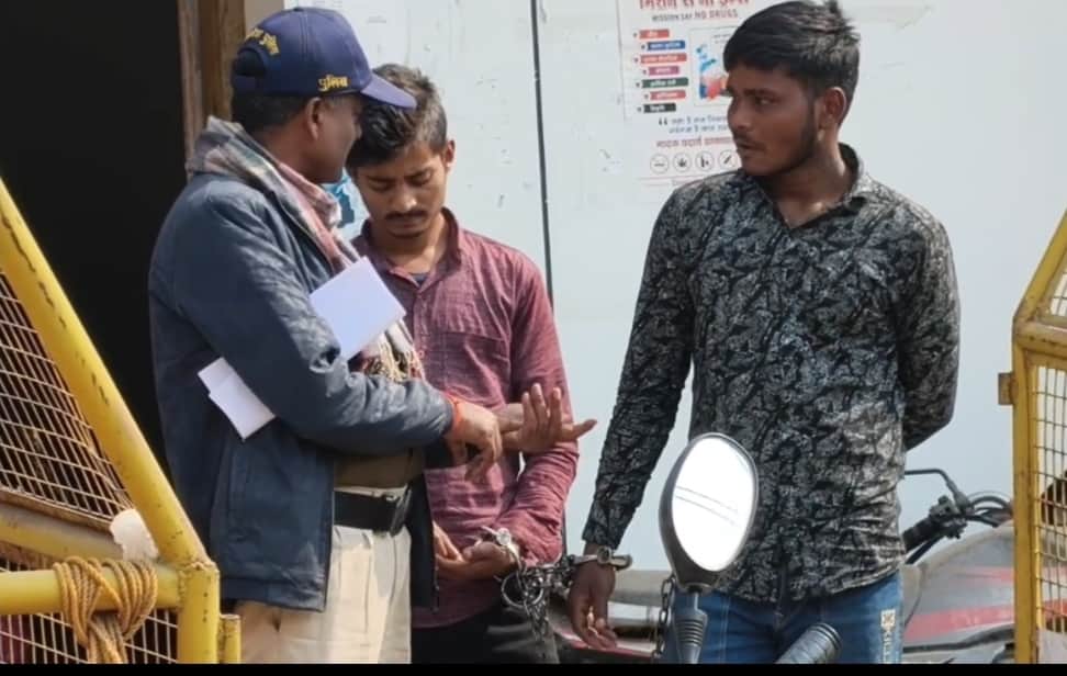 Gross police negligence in Satna; video of police feeding handcuffed accused gutkha and tobacco goes viral