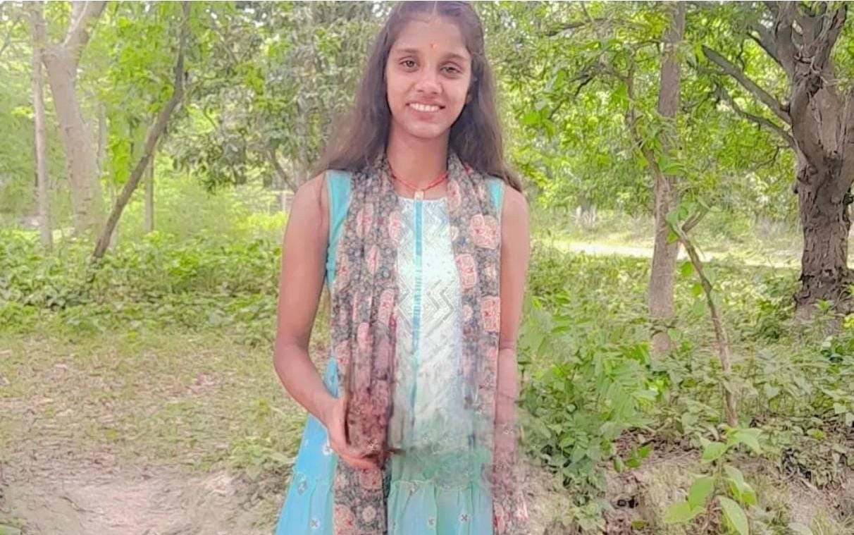 Muzaffarpur Bihar news : inter student dead in road accident unkown vehicle collied her went to collage