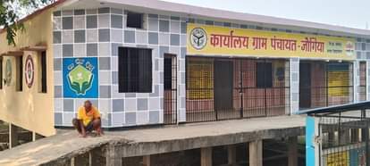 Siddharthnagar News : Lock hanging over mini secretariat, villagers getting upset