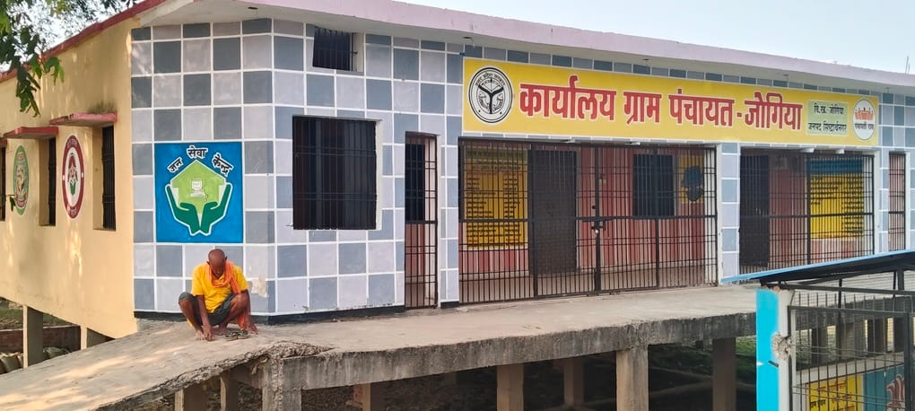 Siddharthnagar News : Lock hanging over mini secretariat, villagers getting upset