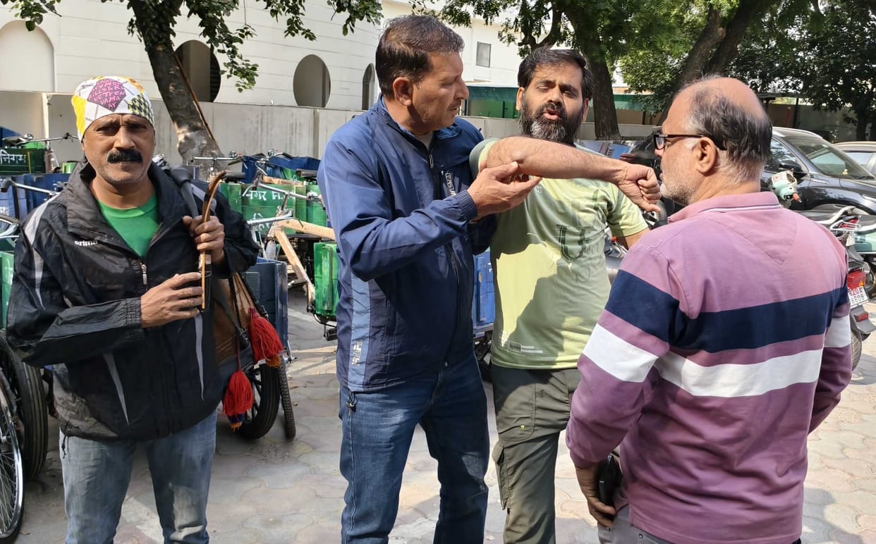 Drums were beaten but there was no solution... scuffle between police and common people at the corporation office.