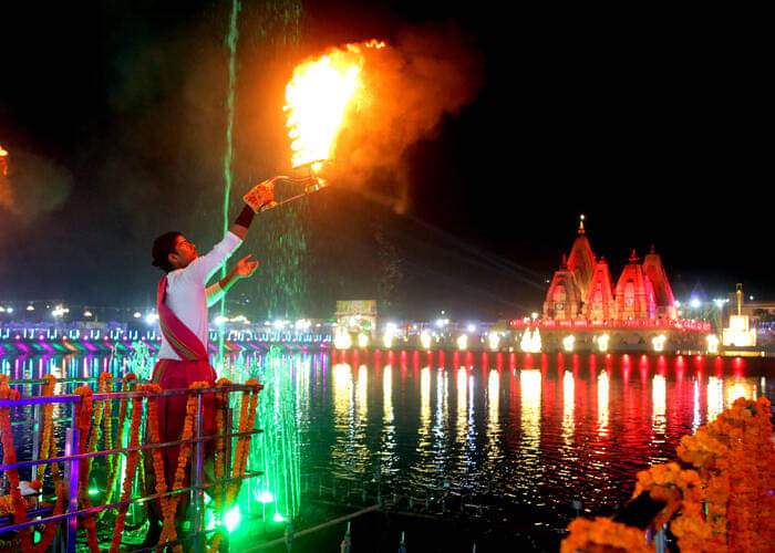 कुरुक्षेत्र। पवित्र ब्रह्मसरोवर पर सांध्यकालीन महाआरती करता वेदपाठी व इस दौरान ब्रह्मसरोवर का ब