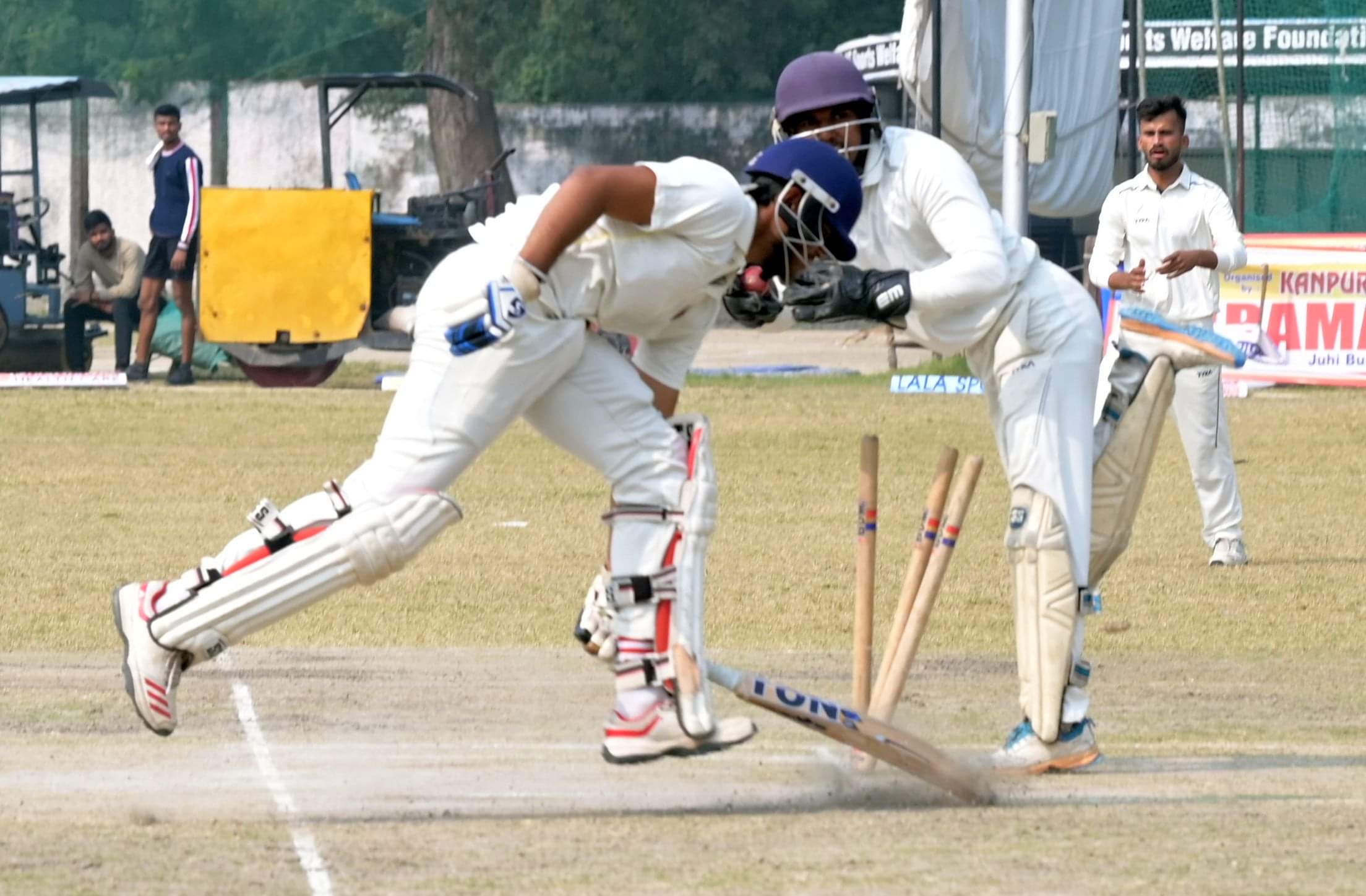 किदवईनगर स्थित साउथ मैदान पर मैच खेलते खिलाड़ी।