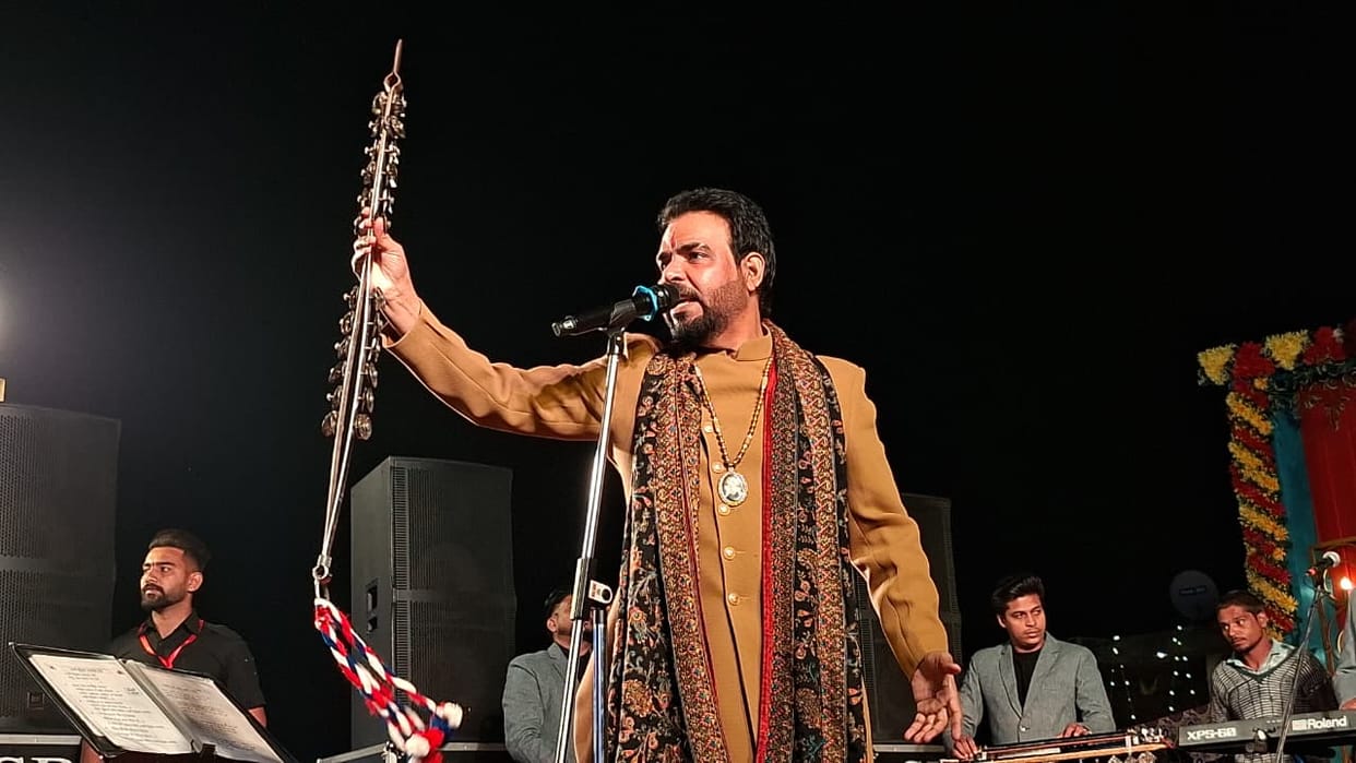 Kaler Kanth sang the praises of Mahamai