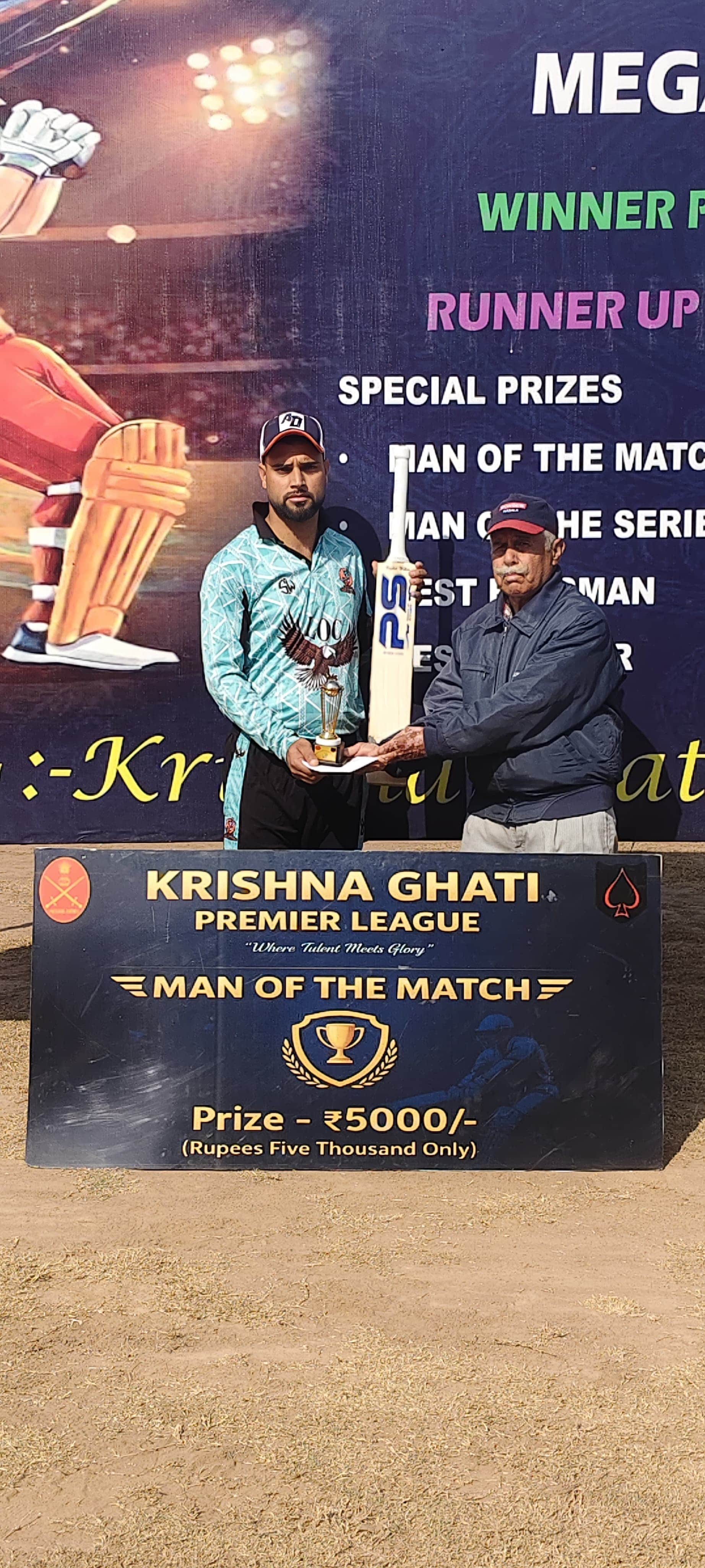 पुंछ में कृष्णा पाटी परिमियर लीग के सेमिफाईनल में मैन आफ दा मैच को सम्मानित करते आतिथी