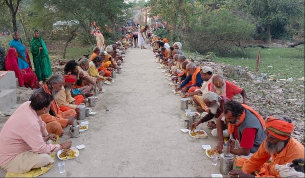 A group of pilgrims reached Guru Narharidas Ashram