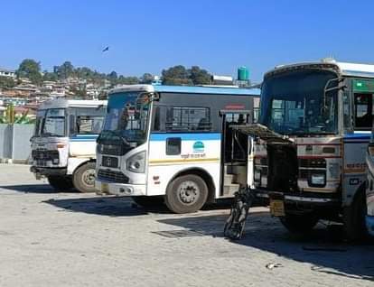Mountain passengers running on old buses