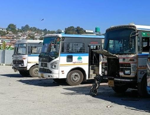 Mountain passengers running on old buses