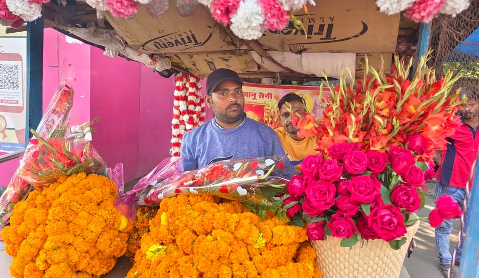 Flower decoration work increases at weddings, workers happy