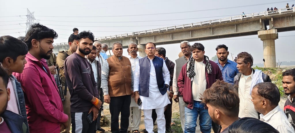 The body of the youth who jumped into the Yamuna river from the bridge was not found even on the second day.