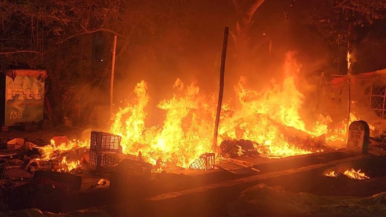Fire breaks out in two fruit shops, causing loss of lakhs