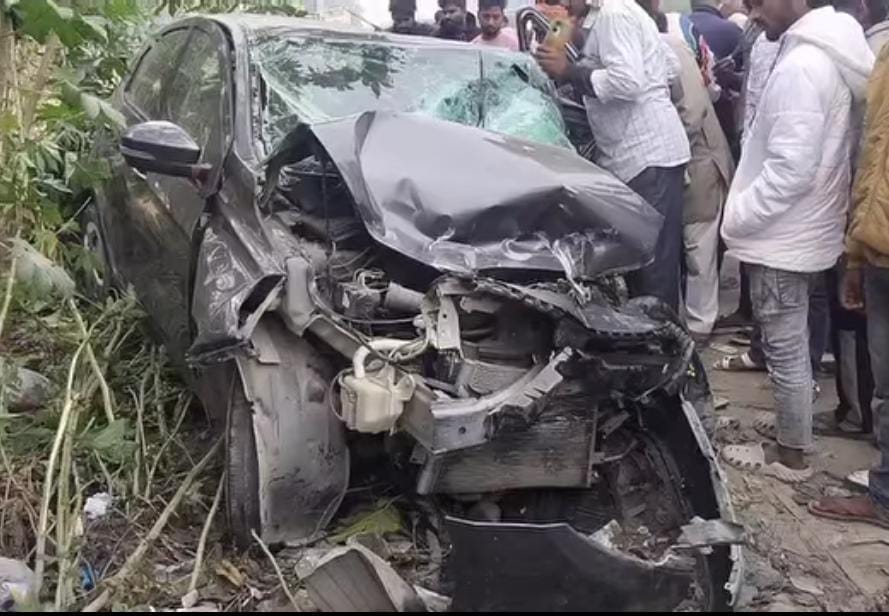 Two friends killed, three injured as car hits divider