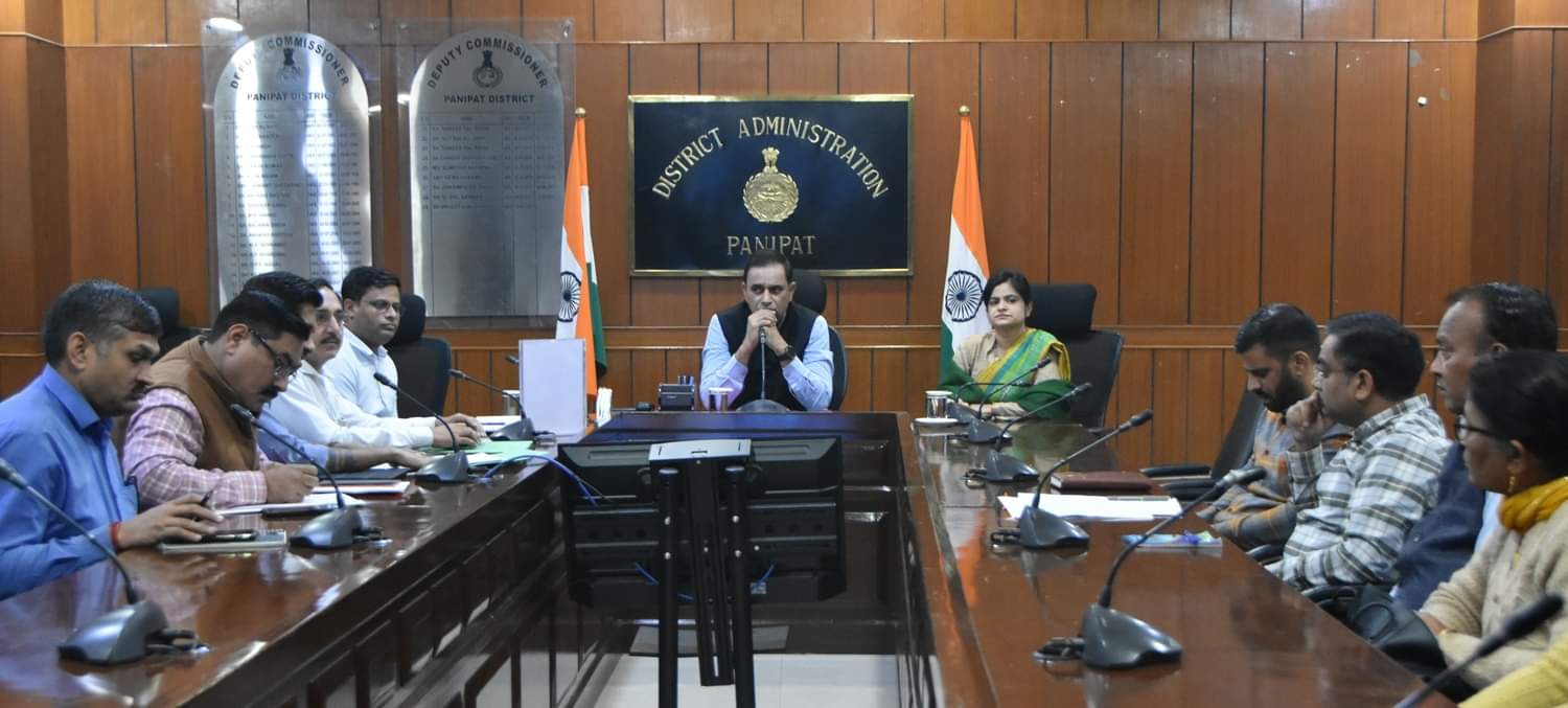 अधिकारियों से सांस अभियान के बारे में चर्चा करते उपायुक्त डॉ. वीरेंद्र कुमार दहिया। स्रोत : स