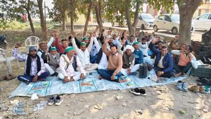 The farmers staged a sit-in protest and submitted a memorandum to the Tehsildar.