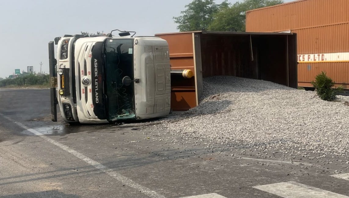 A dumper loaded with gravel overturned on the highway due to a nap, injuring the driver.