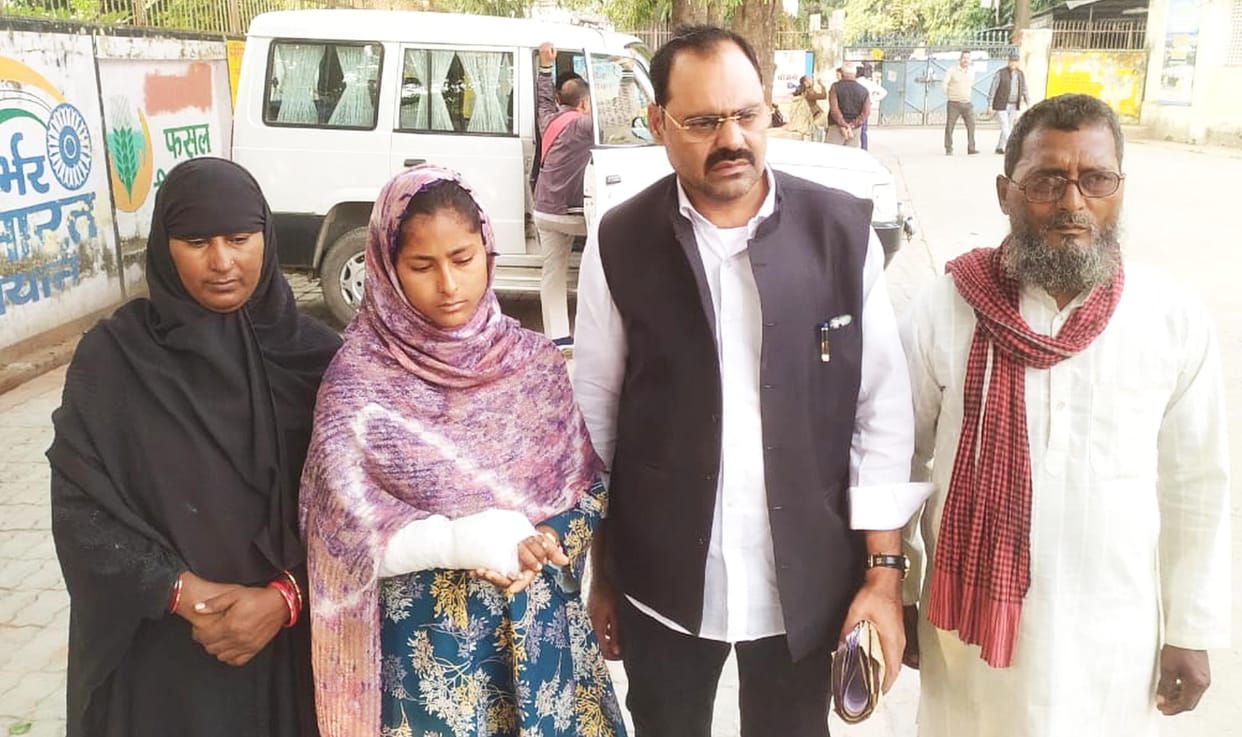 The DM listened to the student's pain and directed the Thariyanv police station in-charge to take action.