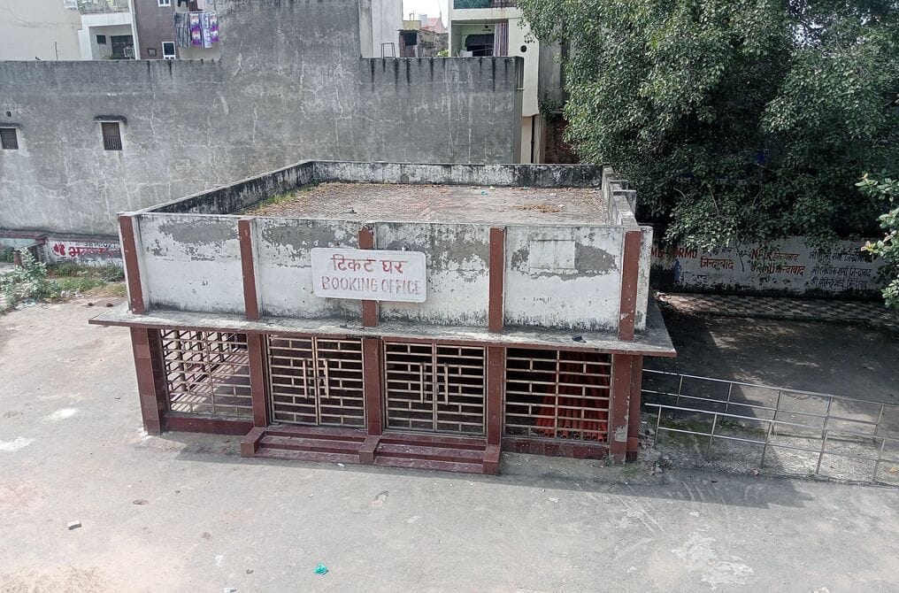 On one hand, the station is being redeveloped, while on the other, the old ticket counter is in a dilapidated condition