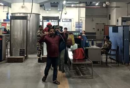 If you want to reach on time, metro commuters should leave home 20 minutes earlier.