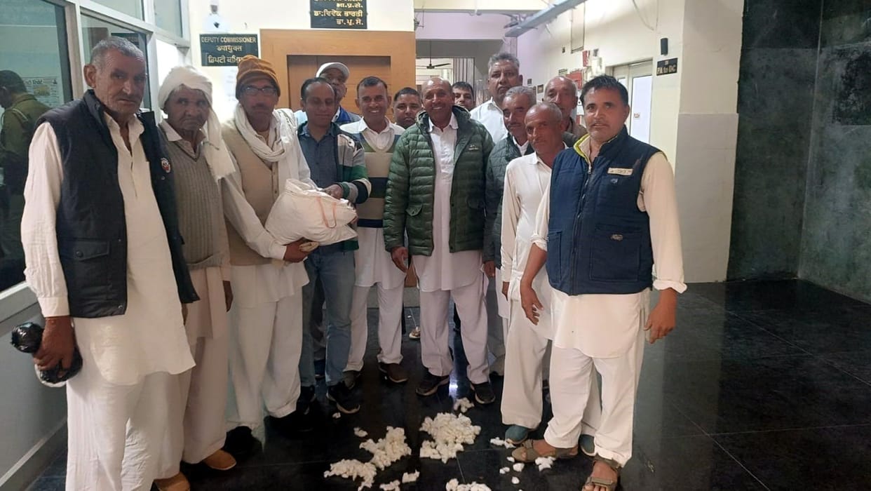 Farmers protested against the conditions imposed for purchase at MSP