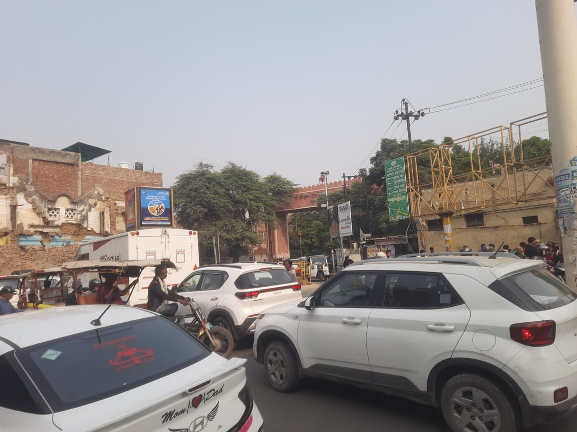 Street vendors clash at Cosmos intersection, causing traffic jam