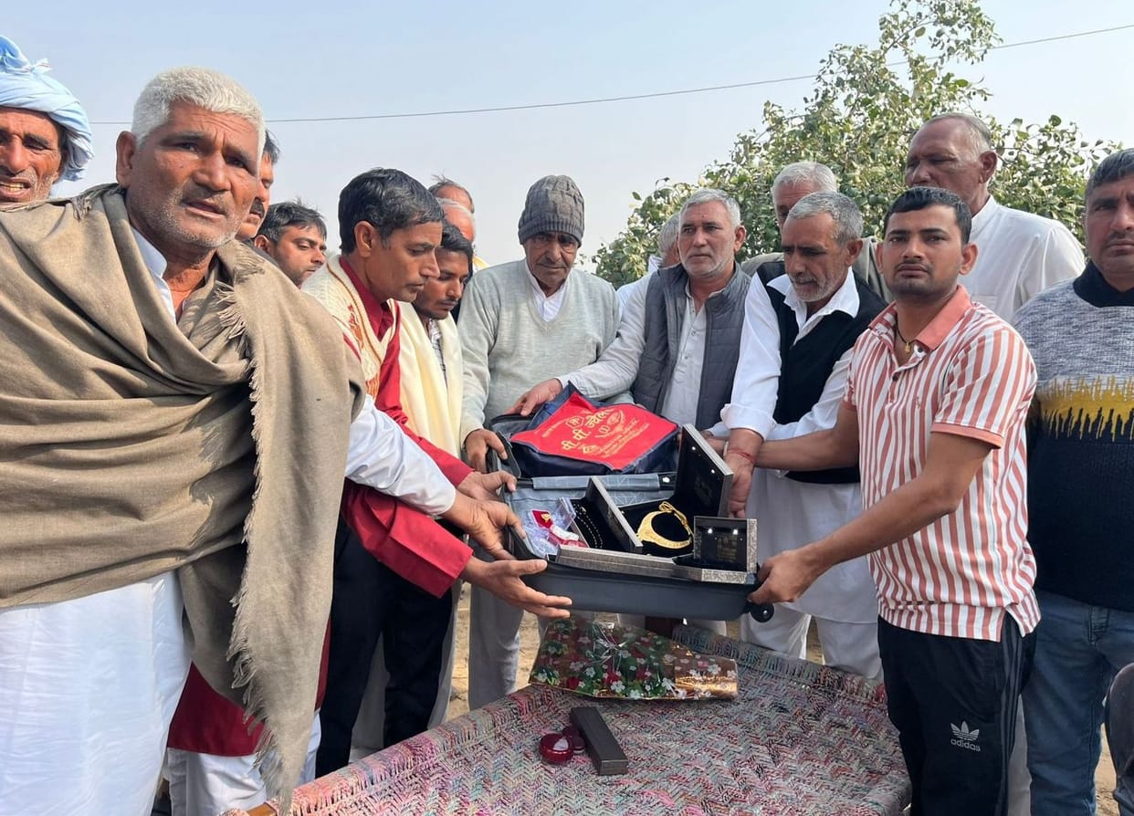Found 15 lakh rupees worth of jewelry on the way and returned it, showing honesty