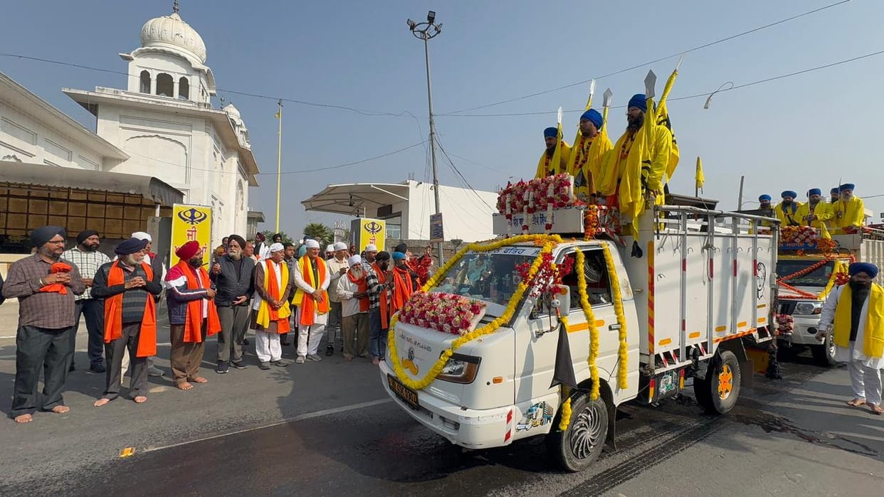 Devotees bowed their heads in the Nagar Kirtan Yatra