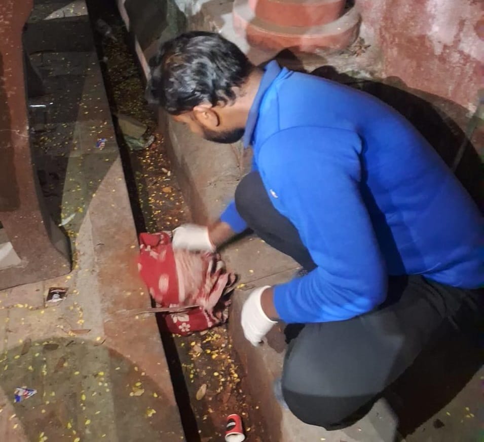 Teenager gives birth to child in toilet