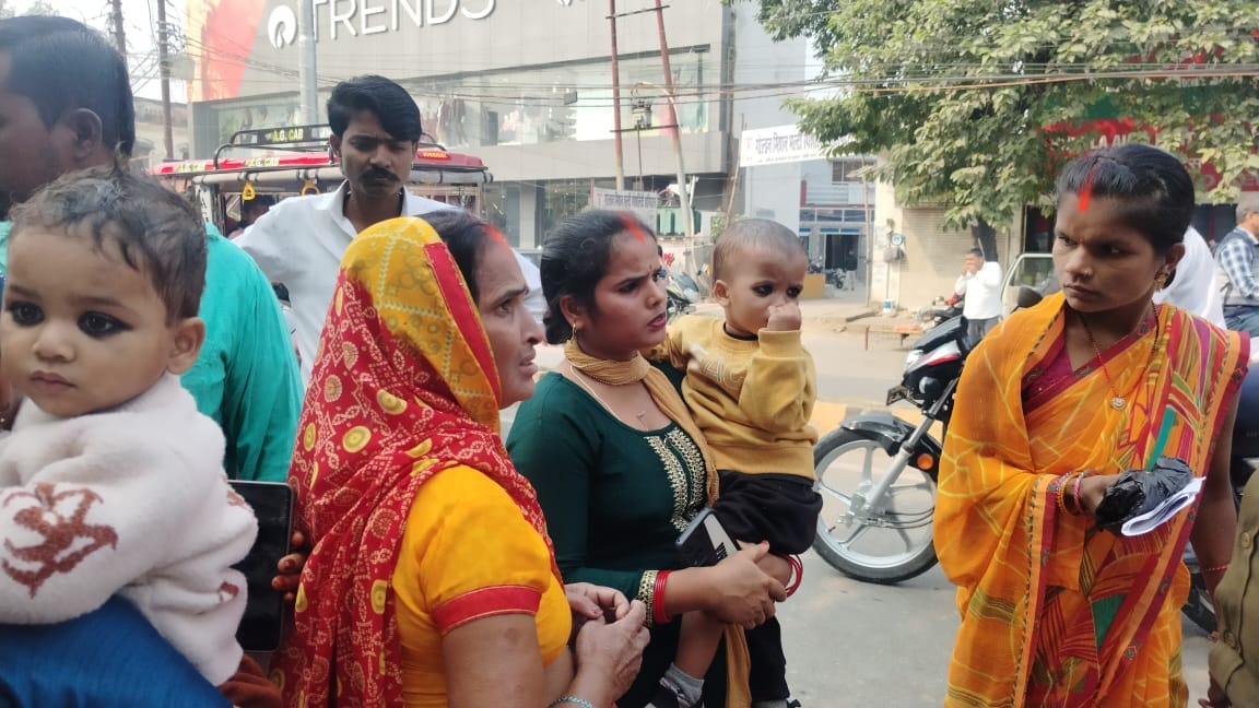 The thieves duped the woman and took away her jewellery and cash.
