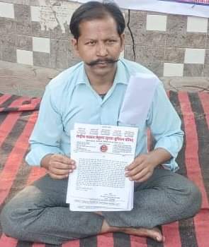 Posters of PM-CM put up near garbage, protest held