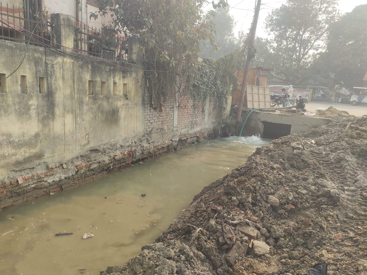 JCB broke the main pipeline while digging the drain, wasting lakhs of litres of water.